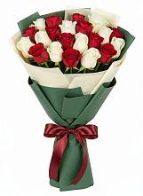 Букет Микс из красных и белых роз в Ростовe-на-Донy