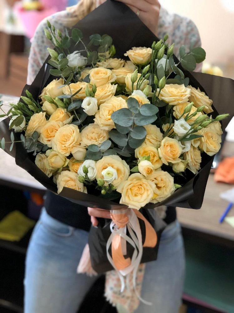 Букет цветов из: Розы и Лизиантусы в Ростовe-на-Донy