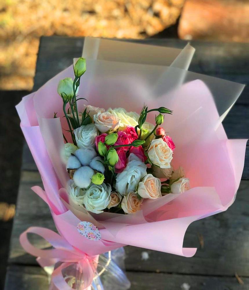 Букет цветочный коктейль в Ростовe-на-Донy Букет цветов из: Розы и Лизиантусы в Ростовe-на-Донy